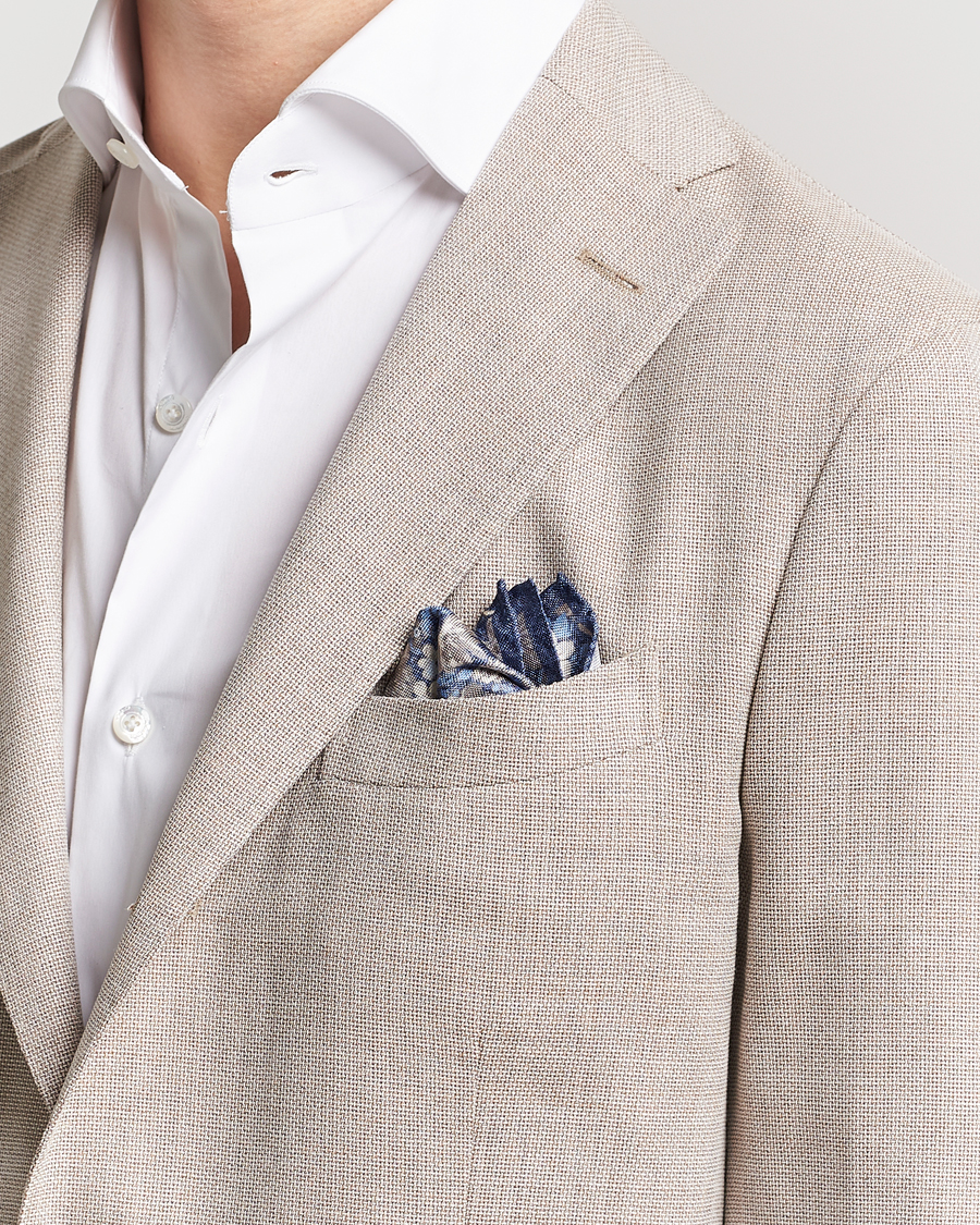 Herren | Amanda Christensen Silk Oxford Printed Flower Pocket Square Navy | Amanda Christensen | Silk Oxford Printed Flower Pocket Square Navy