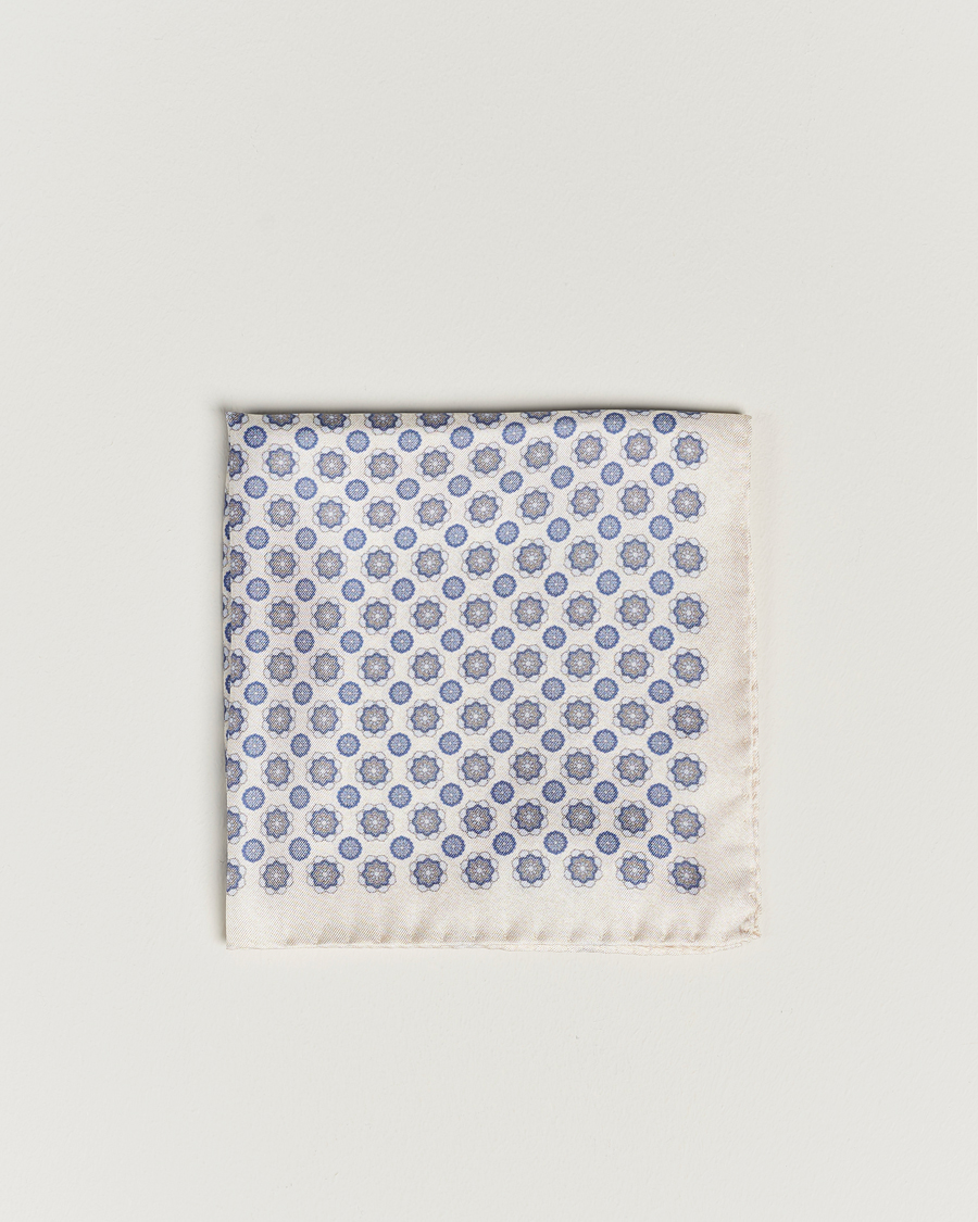 Herren | Amanda Christensen Silk Twill Printed Medallion Pocket Square White | Amanda Christensen | Silk Twill Printed Medallion Pocket Square White