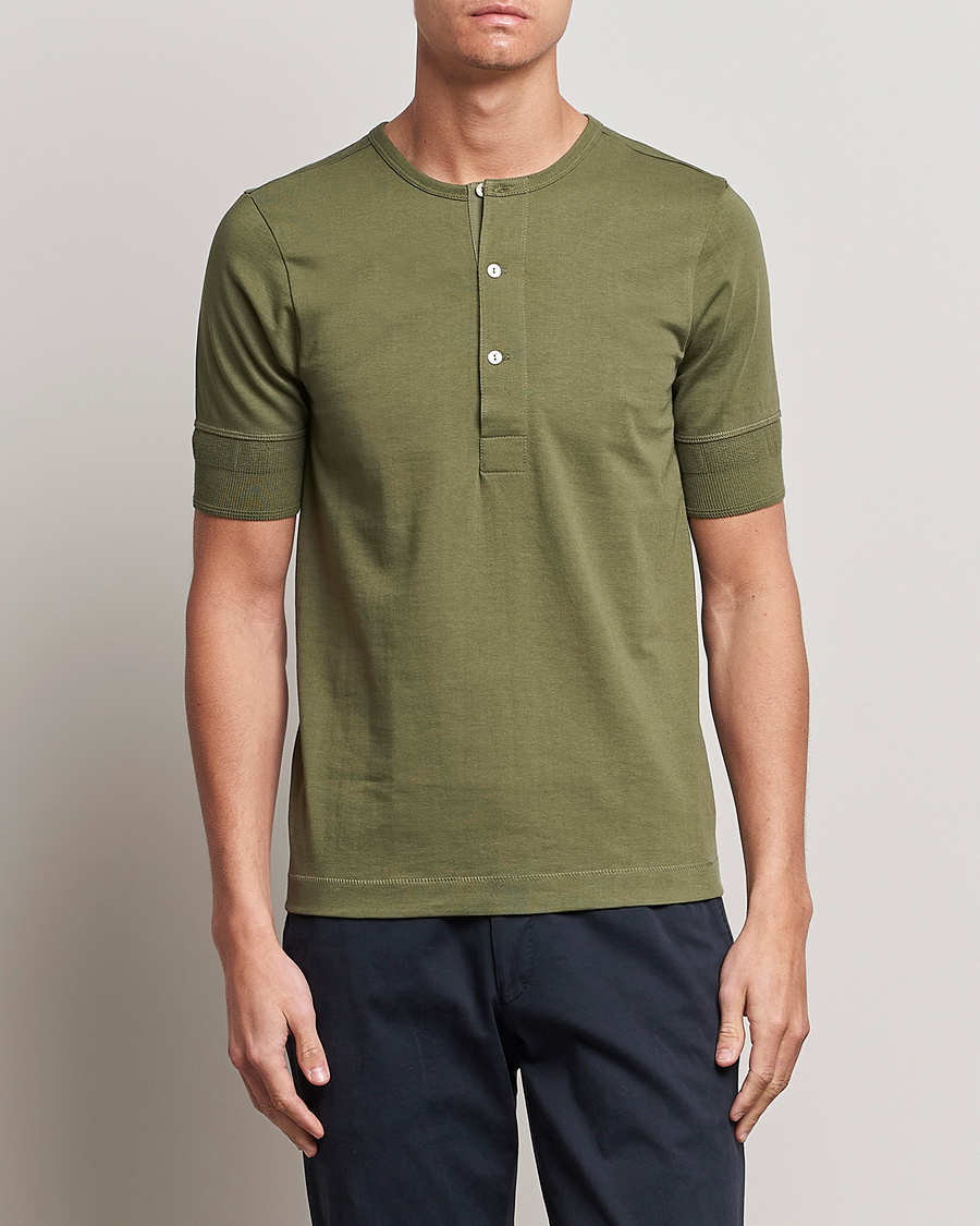 Herren | Contemporary Creators | Merz b. Schwanen | Short Sleeve Organic Cotton Henley Army