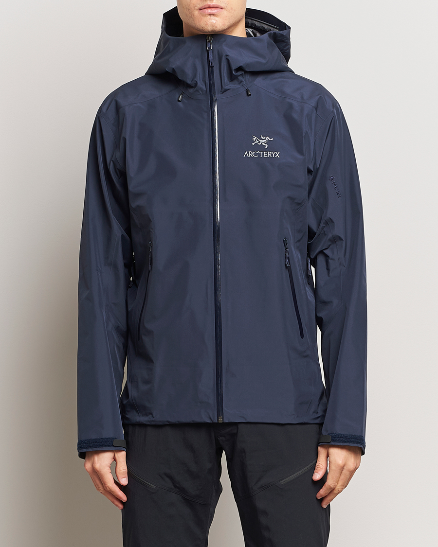 Arc teryx Beta LT Jacket Black Sapphire bei Care of Carl