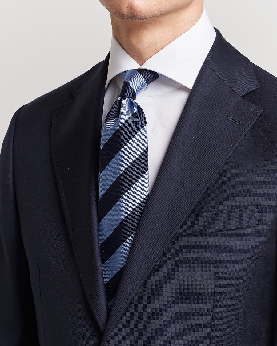 Herren | Amanda Christensen Regemental Stripe Classic Tie 8 cm Sky Blue/Navy | Amanda Christensen | Regemental Stripe Classic Tie 8 cm Sky Blue/Navy