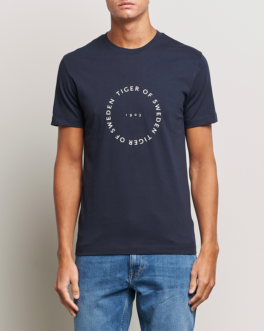 Herren |  | Tiger of Sweden | Dillan Crew Neck Logo T-Shirt Light Ink