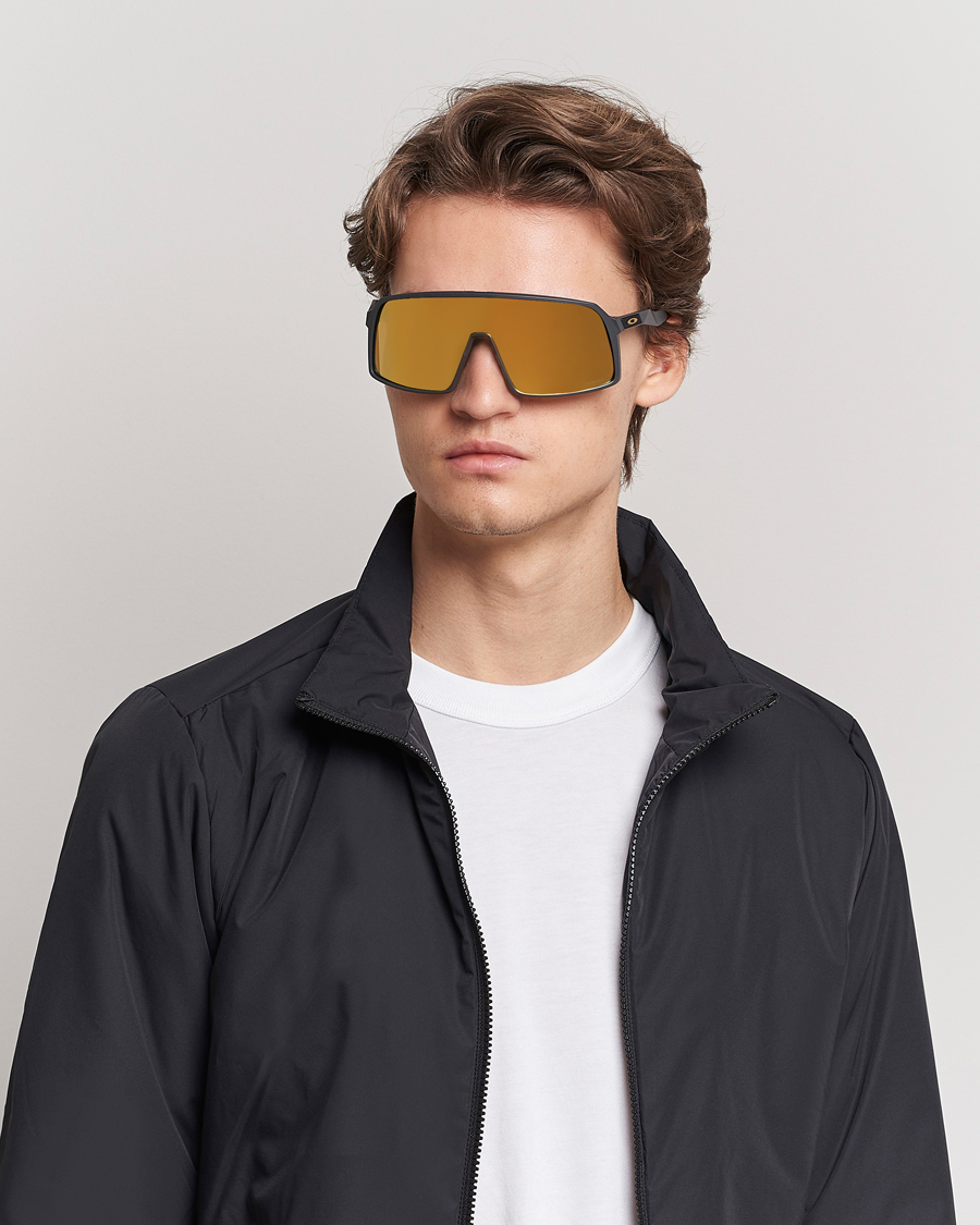 Oakley Sutro Sunglasses Matte Carbon bei Care of Carl