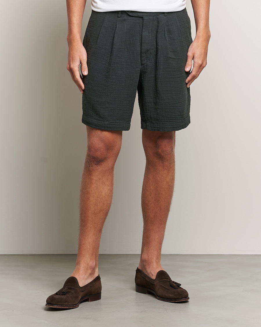 Herren | Neue Produktbilder | Oscar Jacobson | Tanker Pleated Crepe Cotton Shorts Green