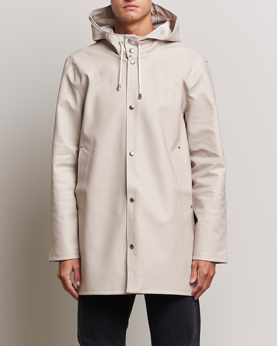 Herren | Stylisch im Regen | Stutterheim | Stockholm Raincoat Light Sand