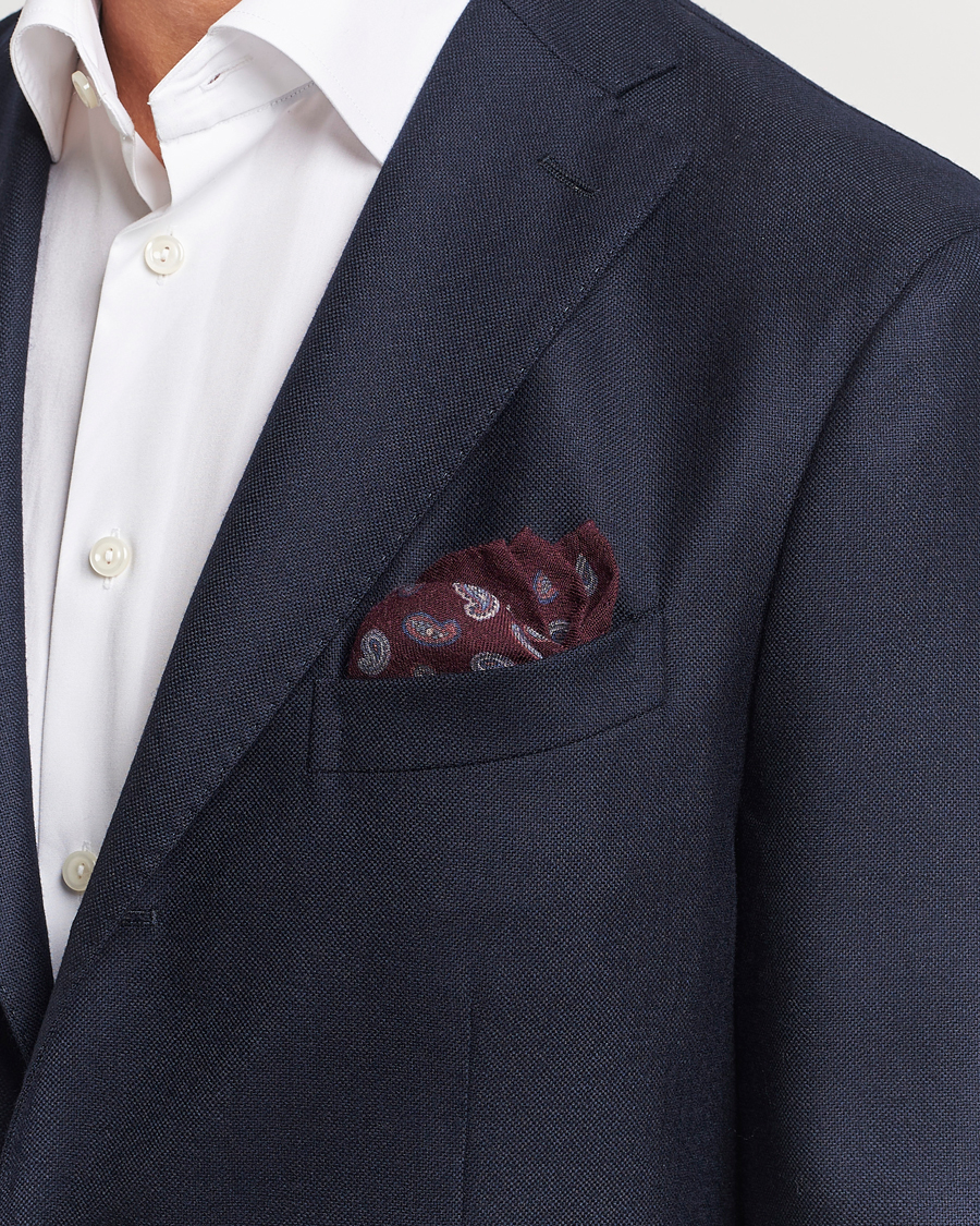 Herren |  | Amanda Christensen | Wool Flannel Printed Paisley Pocket Square Wine