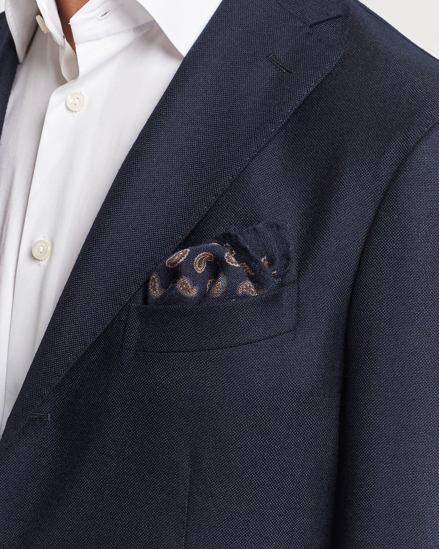 Herr |  | Amanda Christensen | Wool Flannel Printed Paisley Pocket Square Navy