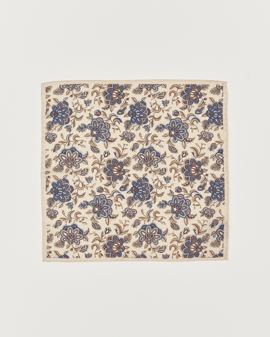 Herren | Amanda Christensen Wool Flannel Large Flower Pocket Square Creme | Amanda Christensen | Wool Flannel Large Flower Pocket Square Creme