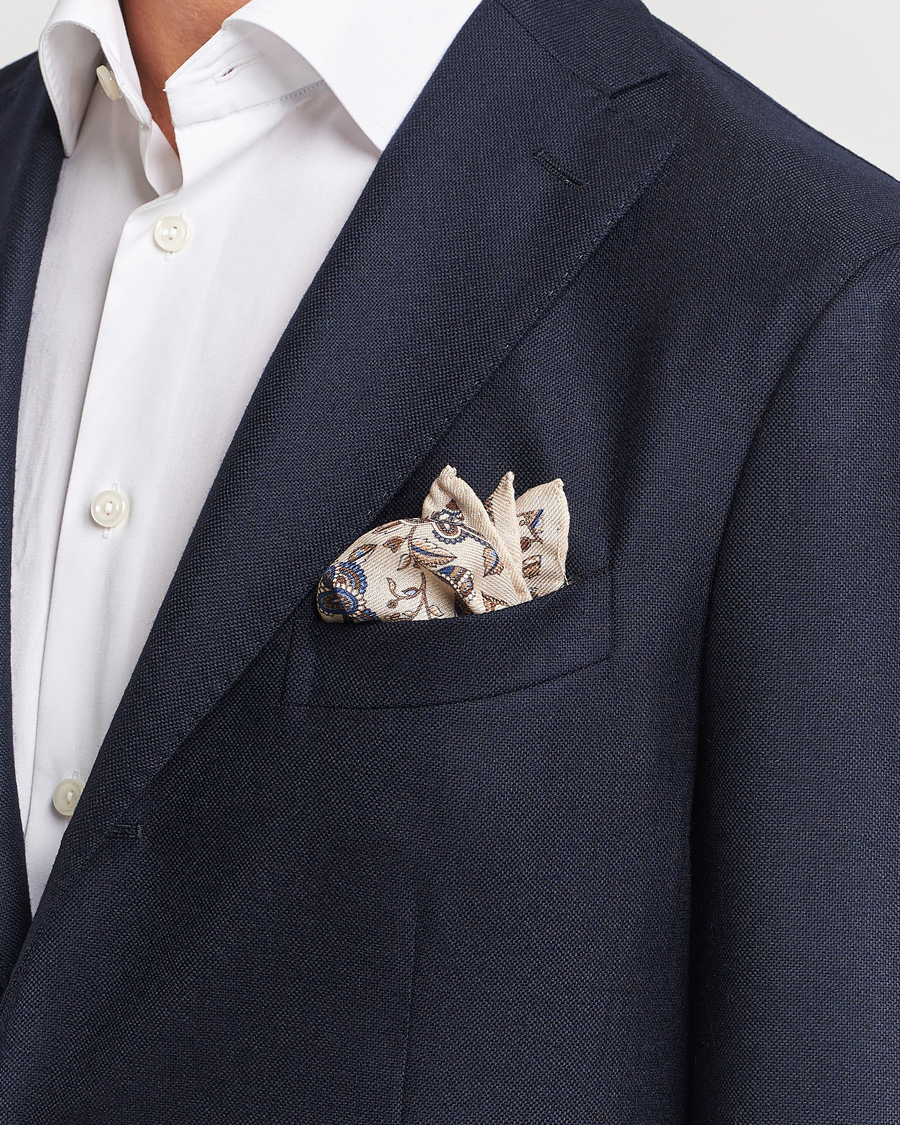 Herren | Amanda Christensen Wool Flannel Large Flower Pocket Square Creme | Amanda Christensen | Wool Flannel Large Flower Pocket Square Creme