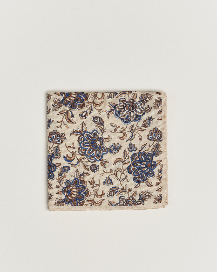 Herren | Amanda Christensen Wool Flannel Large Flower Pocket Square Creme | Amanda Christensen | Wool Flannel Large Flower Pocket Square Creme