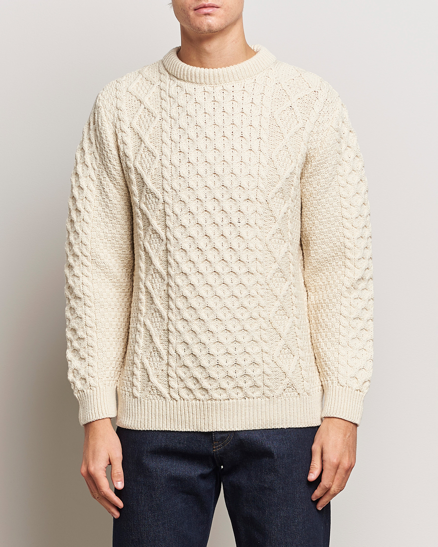 Herren |  | Gloverall | Merino Wool Aran Cable Knitted Crew Neck Ecru