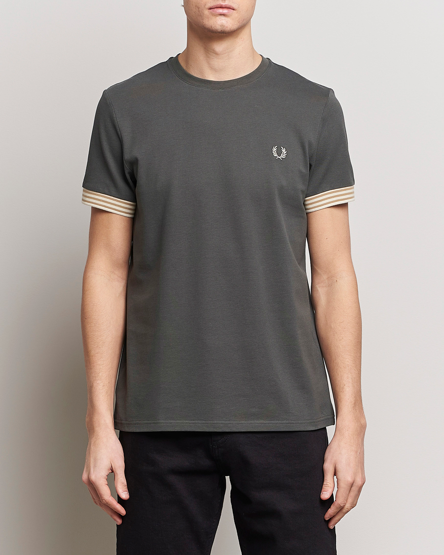 Herren | Fred Perry | Fred Perry | Striped Cuff Crew Neck T-Shirt Field Green
