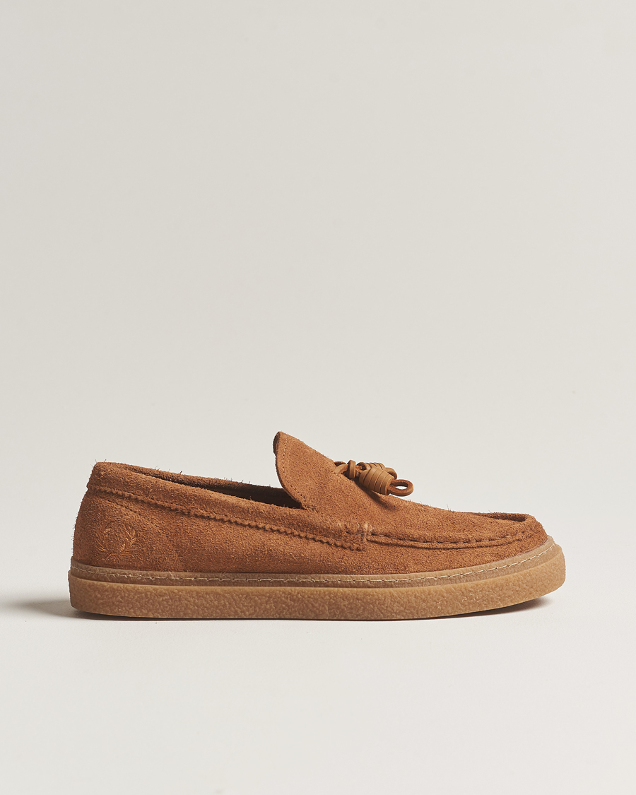 Herren | Fred Perry Dawson Suede Tassel Loafer Dark Caramel | Fred Perry | Dawson Suede Tassel Loafer Dark Caramel
