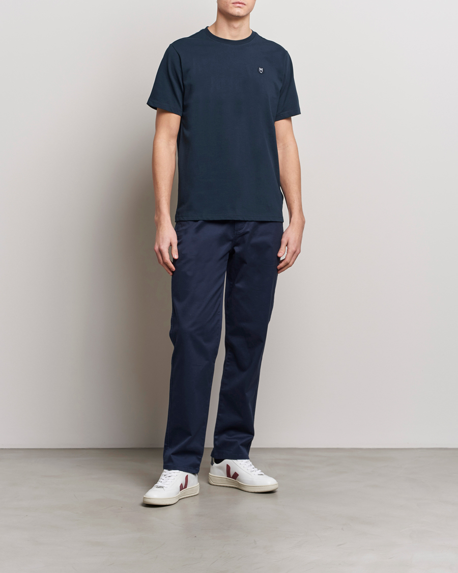 Herren | T-Shirts | KnowledgeCotton Apparel | Loke Badge T-Shirt Total Eclipse