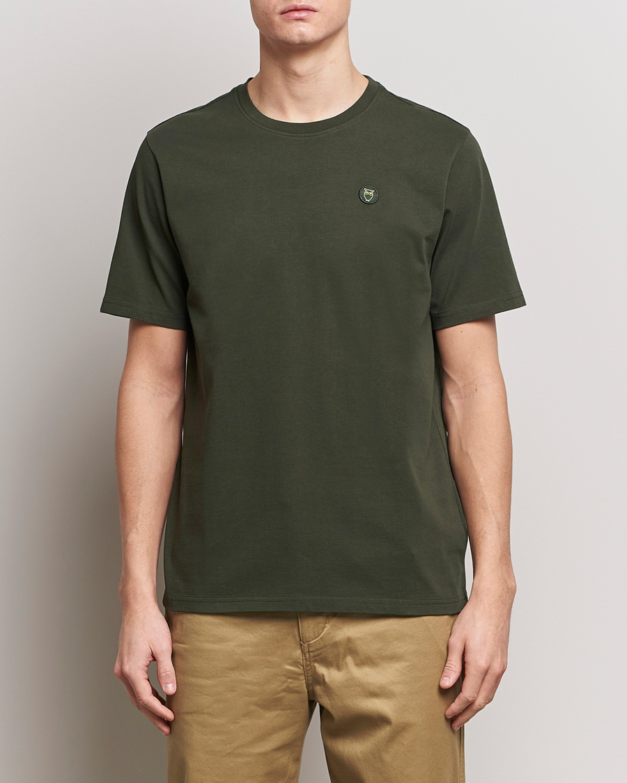 Herren |  | KnowledgeCotton Apparel | Loke Badge T-Shirt Forest Night