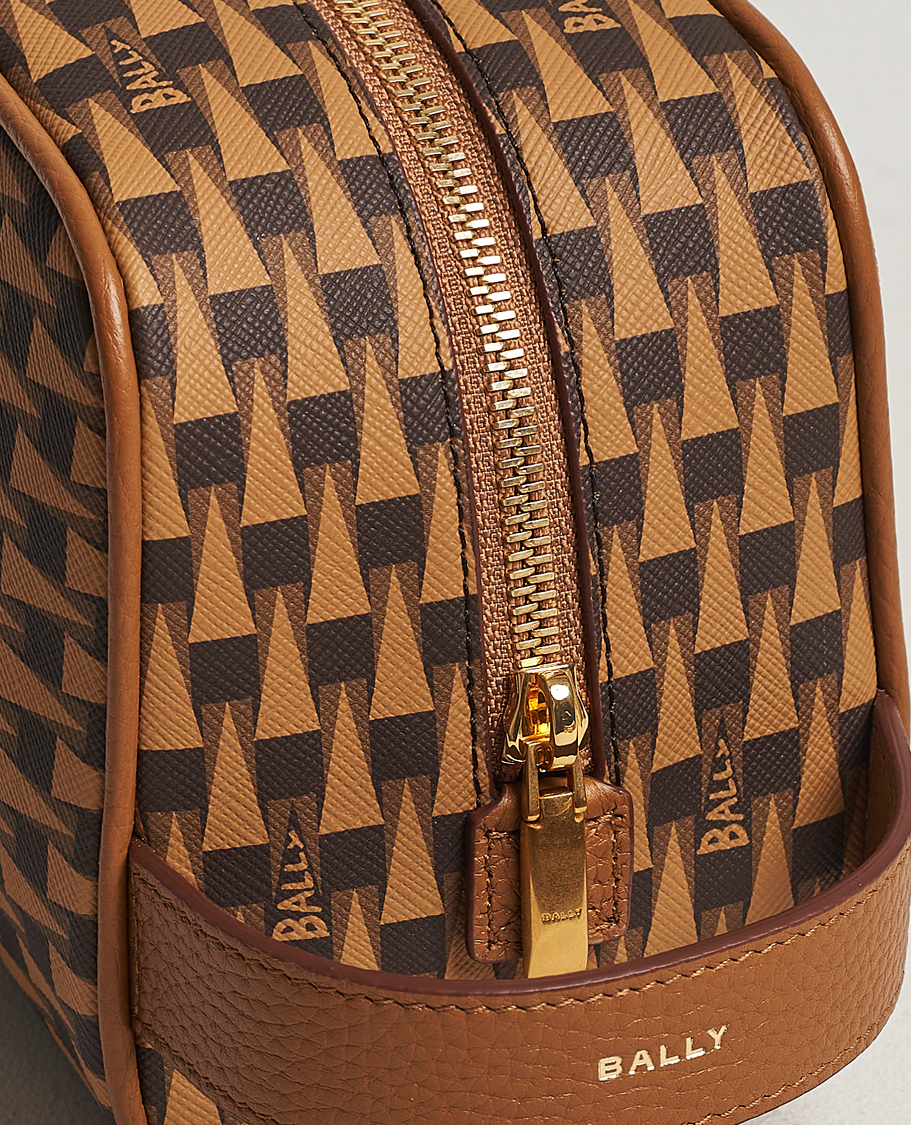 Herren | Bally Pennant Monogram Leather Washbag Brown | Bally | Pennant Monogram Leather Washbag Brown