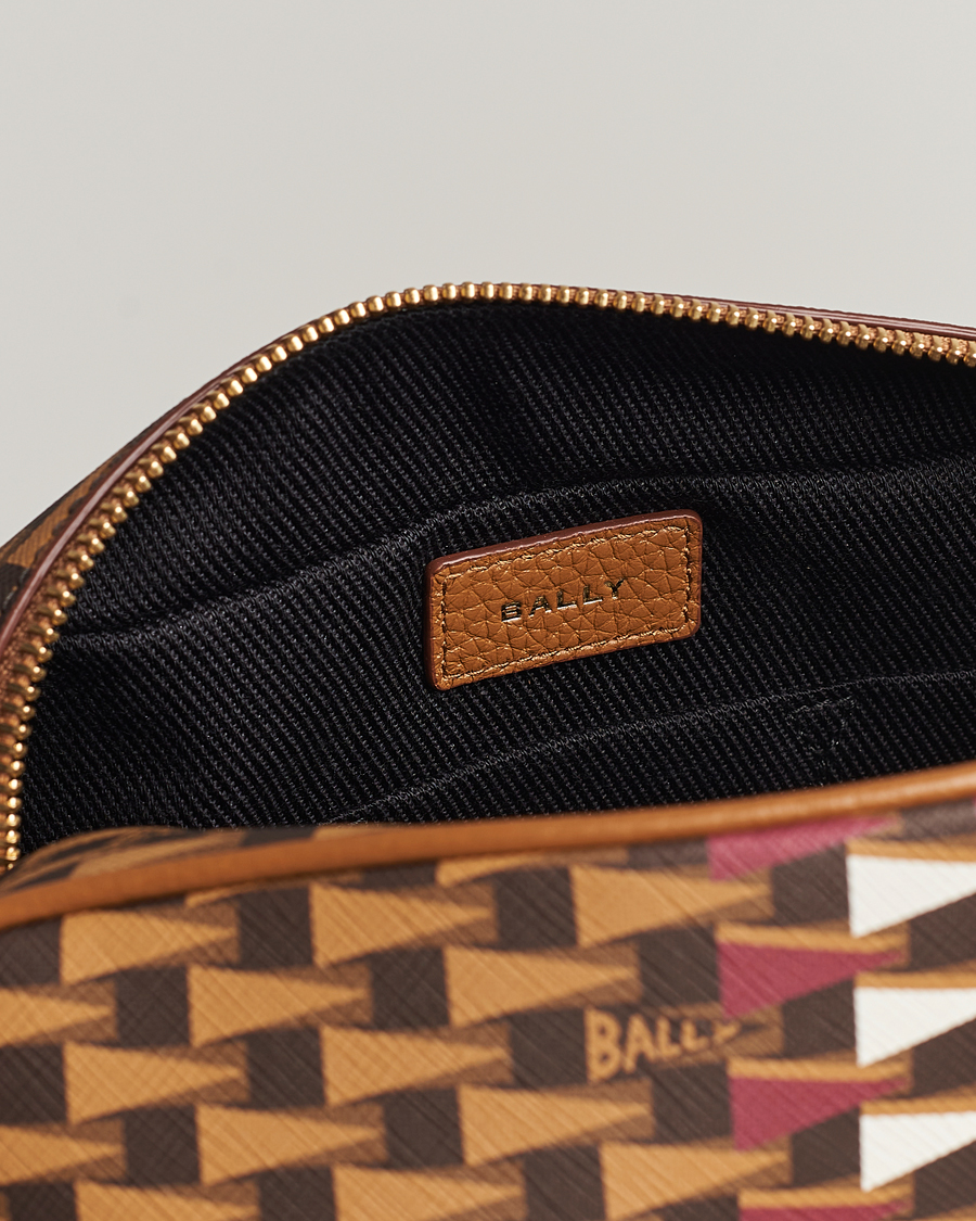 Herren | Bally Pennant Monogram Leather Washbag Brown | Bally | Pennant Monogram Leather Washbag Brown