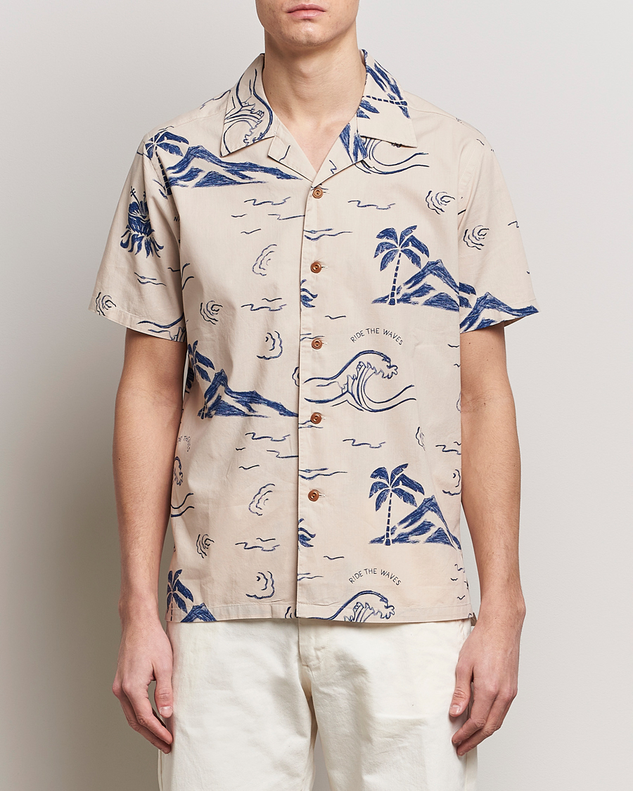 Herren |  | Nudie Jeans | Arvid Printed Waves Hawaii Short Sleeve Shirt Ecru