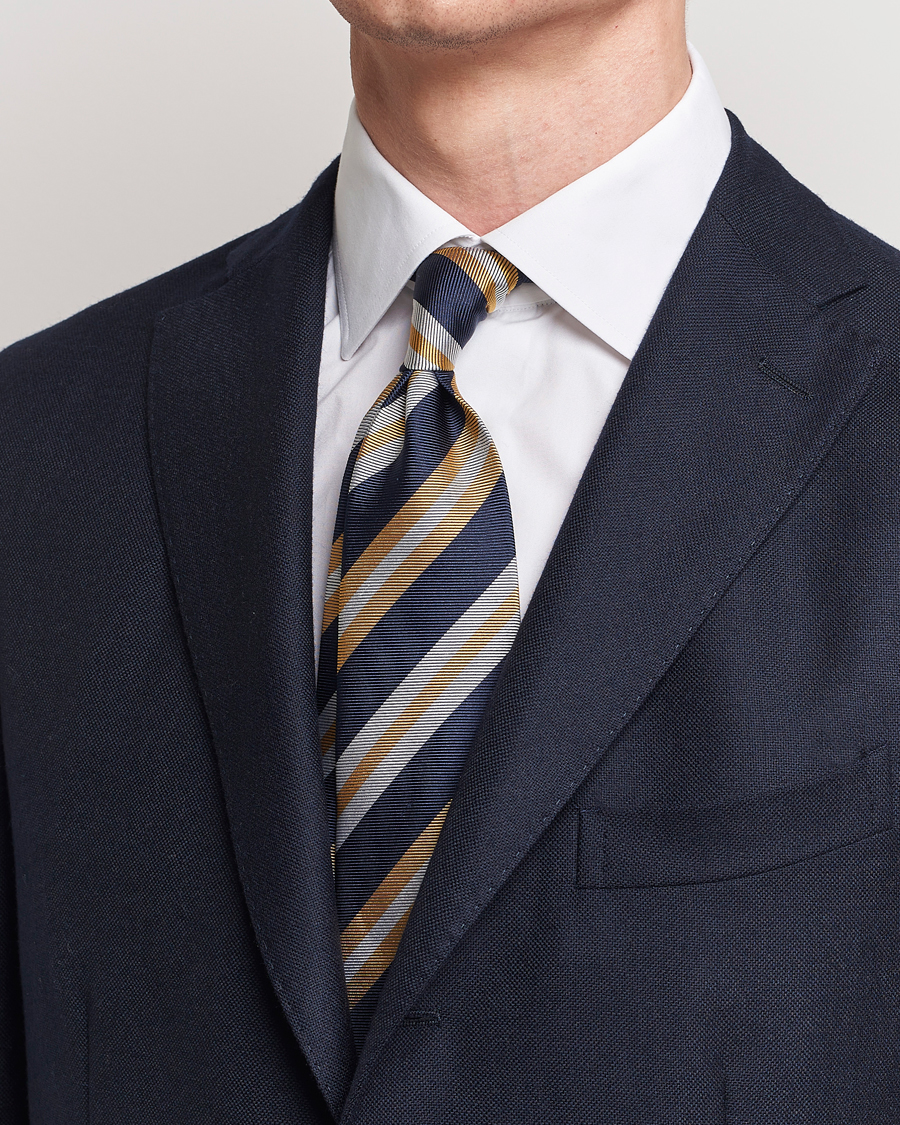 Herren | Amanda Christensen Silk Club Striped 8cm Tie Navy/Yellow | Amanda Christensen | Silk Club Striped 8cm Tie Navy/Yellow