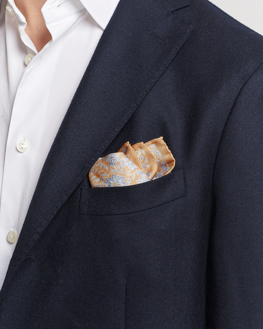 Herren | Amanda Christensen Silk Oxford Printed Flower Pocket Square Yellow | Amanda Christensen | Silk Oxford Printed Flower Pocket Square Yellow