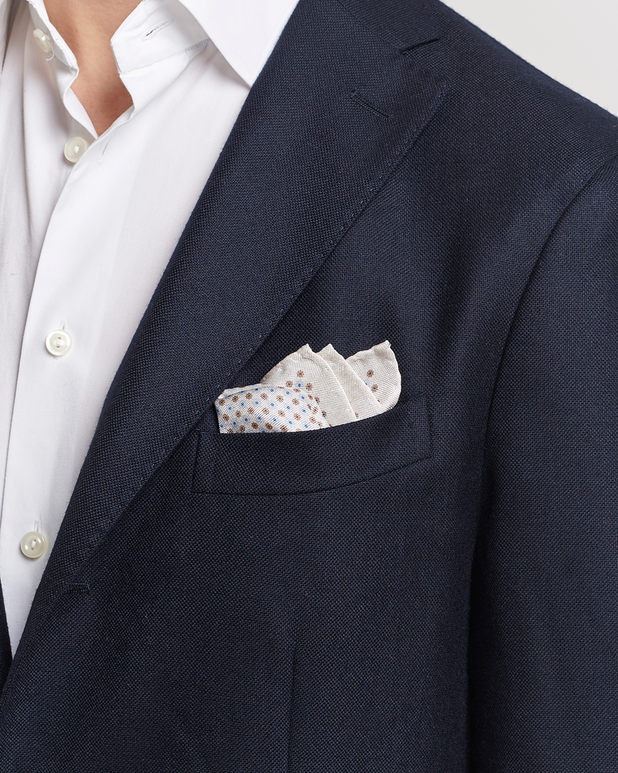 Herren | Amanda Christensen Silk Oxford Printed Flower Pocket Square Cream | Amanda Christensen | Silk Oxford Printed Flower Pocket Square Cream
