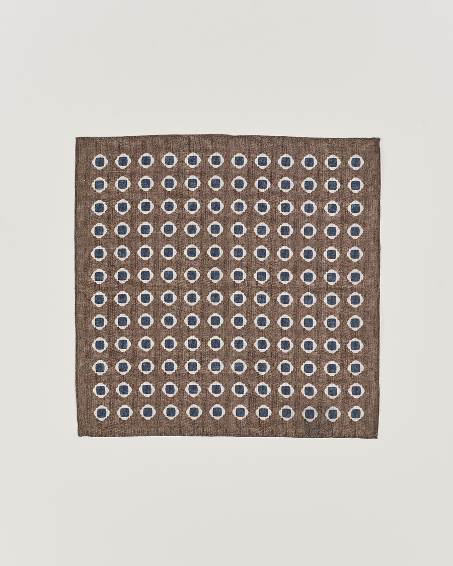 Herren | Amanda Christensen Linen Printed Medallion Pocket Square Brown | Amanda Christensen | Linen Printed Medallion Pocket Square Brown