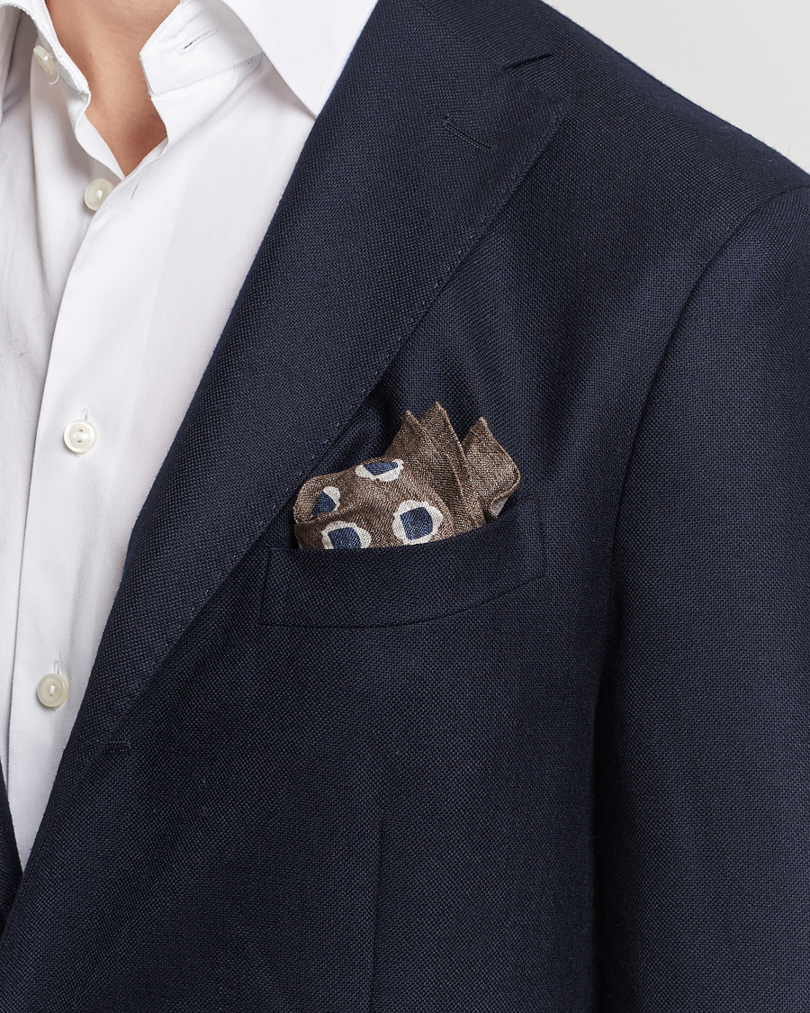 Herren | Amanda Christensen Linen Printed Medallion Pocket Square Brown | Amanda Christensen | Linen Printed Medallion Pocket Square Brown