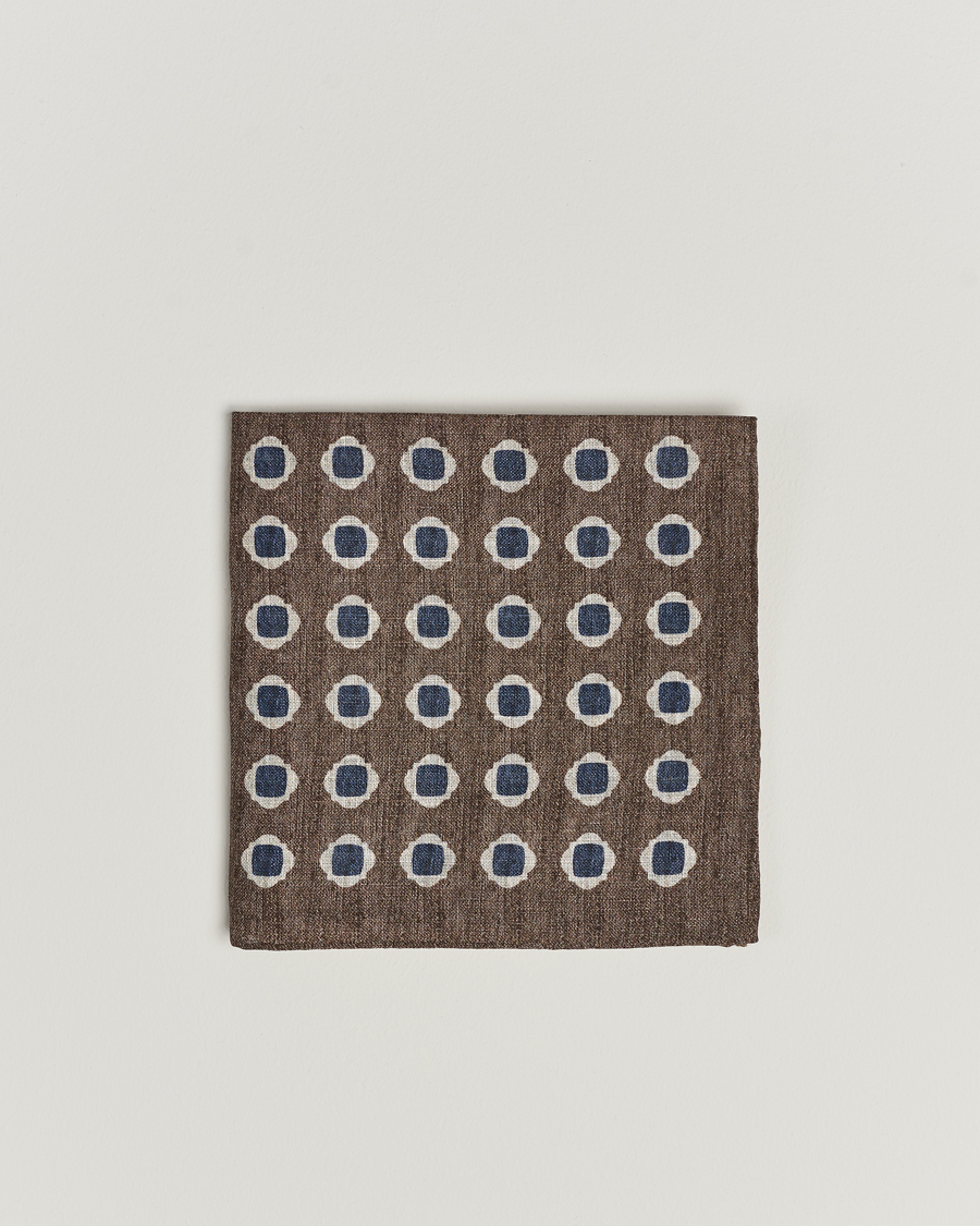 Herren | Amanda Christensen Linen Printed Medallion Pocket Square Brown | Amanda Christensen | Linen Printed Medallion Pocket Square Brown