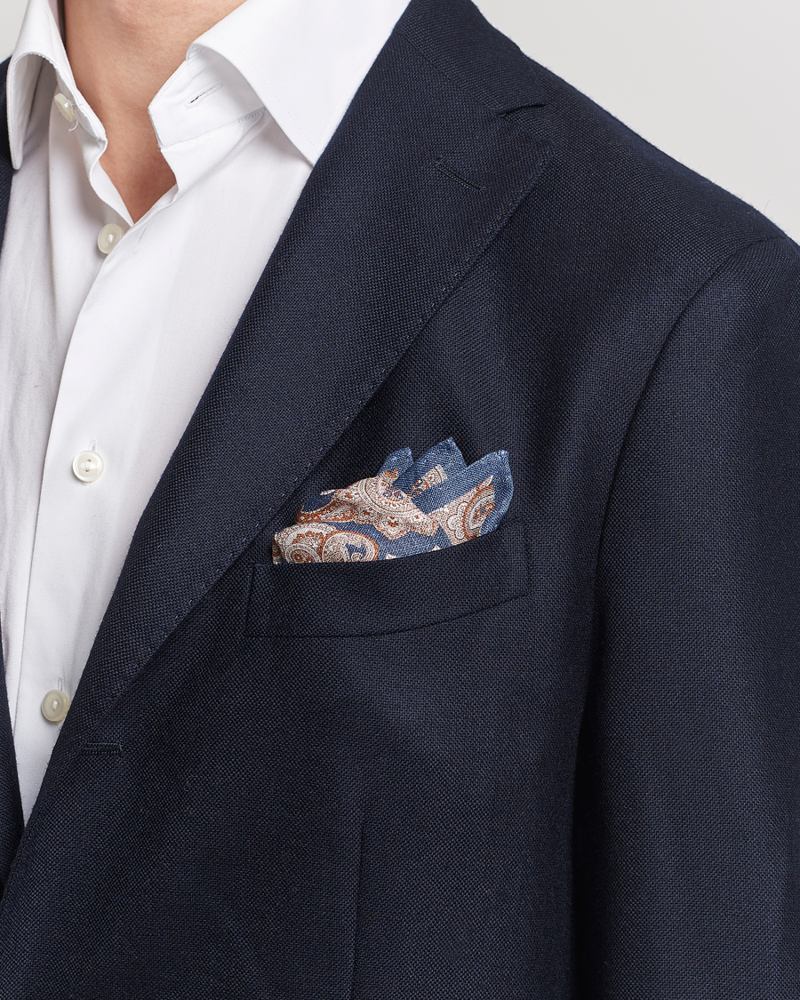 Herren |  | Amanda Christensen | Linen Printed Large Paisley Pocket Square Navy