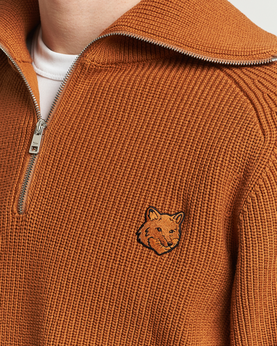 Herren | Pullover | Maison Kitsuné | Tonal Fox Head Ribbed Half Zip Tobacco