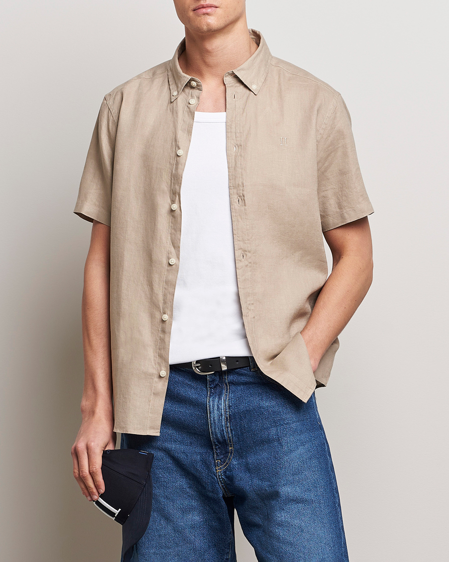 Herr |  | LES DEUX | Kris Short Sleeve Linen Shirt Dark Sand