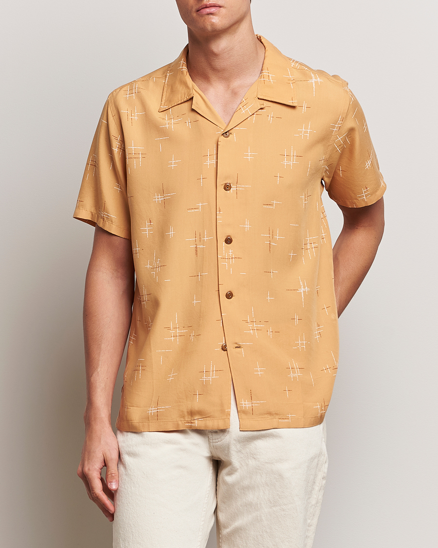 Herr | Nya produktbilder | Nudie Jeans | Arvid 50s Hawaii Shirt Ochre