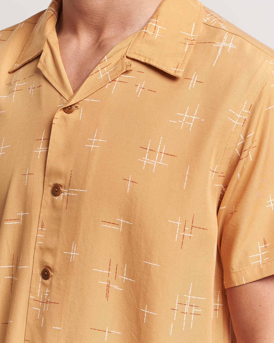 Herren | Hemden | Nudie Jeans | Arvid 50s Hawaii Shirt Ochre