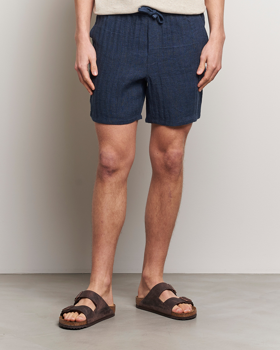 Herren | The Linen Lifestyle | A Day\'s March | Ipu Herringbone Linen Drawstring Shorts Indigo Blue