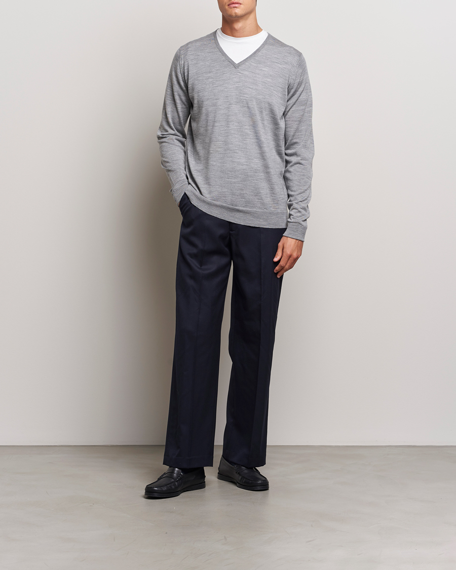 Herren | Pullover | John Smedley | Bobby Extra Fine Merino V-Neck Pullover Silver Grey
