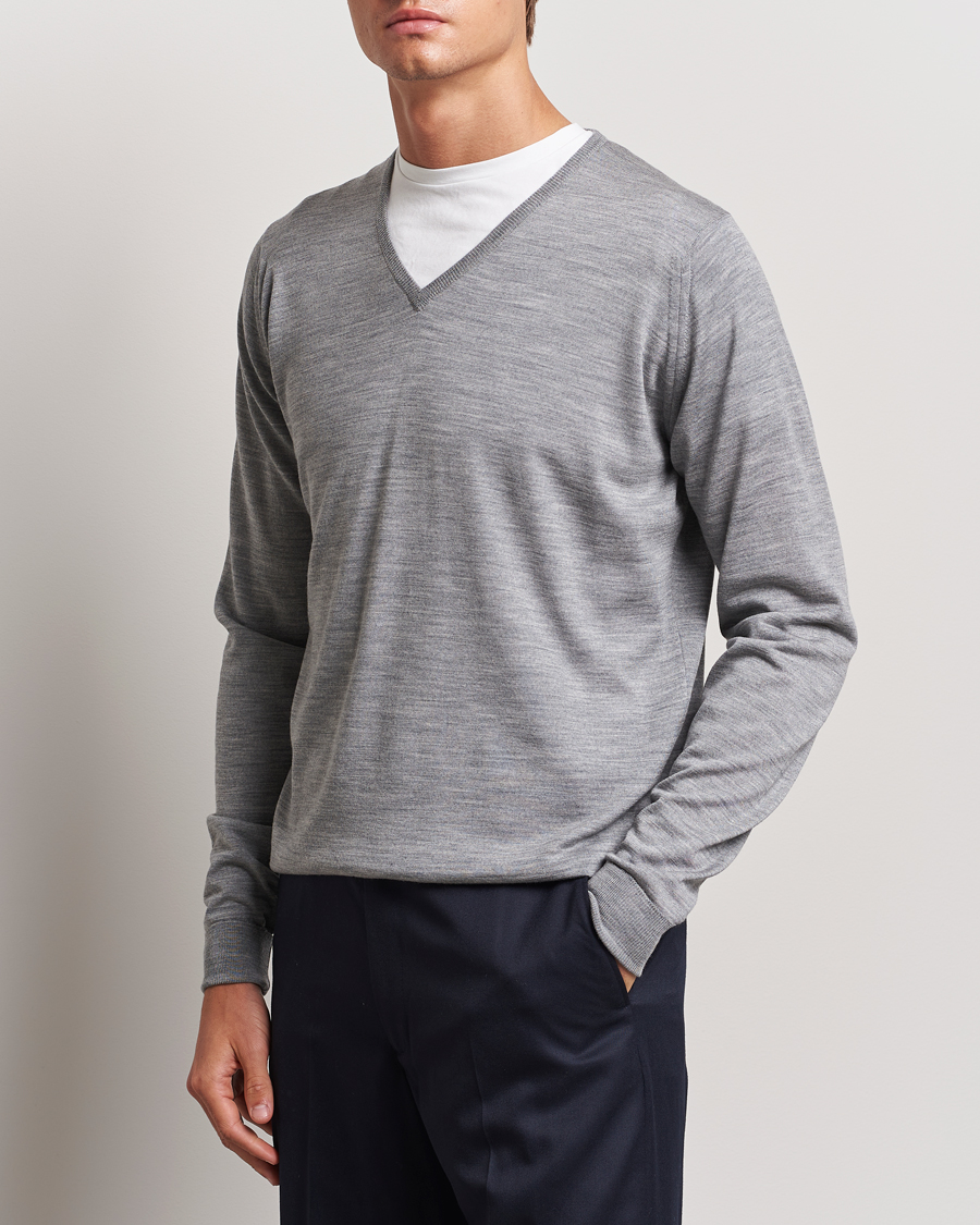 Herren | Kleidung | John Smedley | Bobby Extra Fine Merino V-Neck Pullover Silver Grey