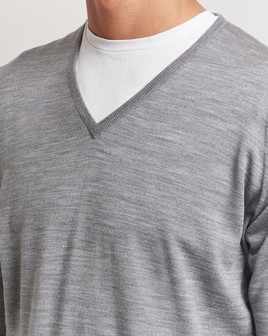 Herren | Pullover | John Smedley | Bobby Extra Fine Merino V-Neck Pullover Silver Grey