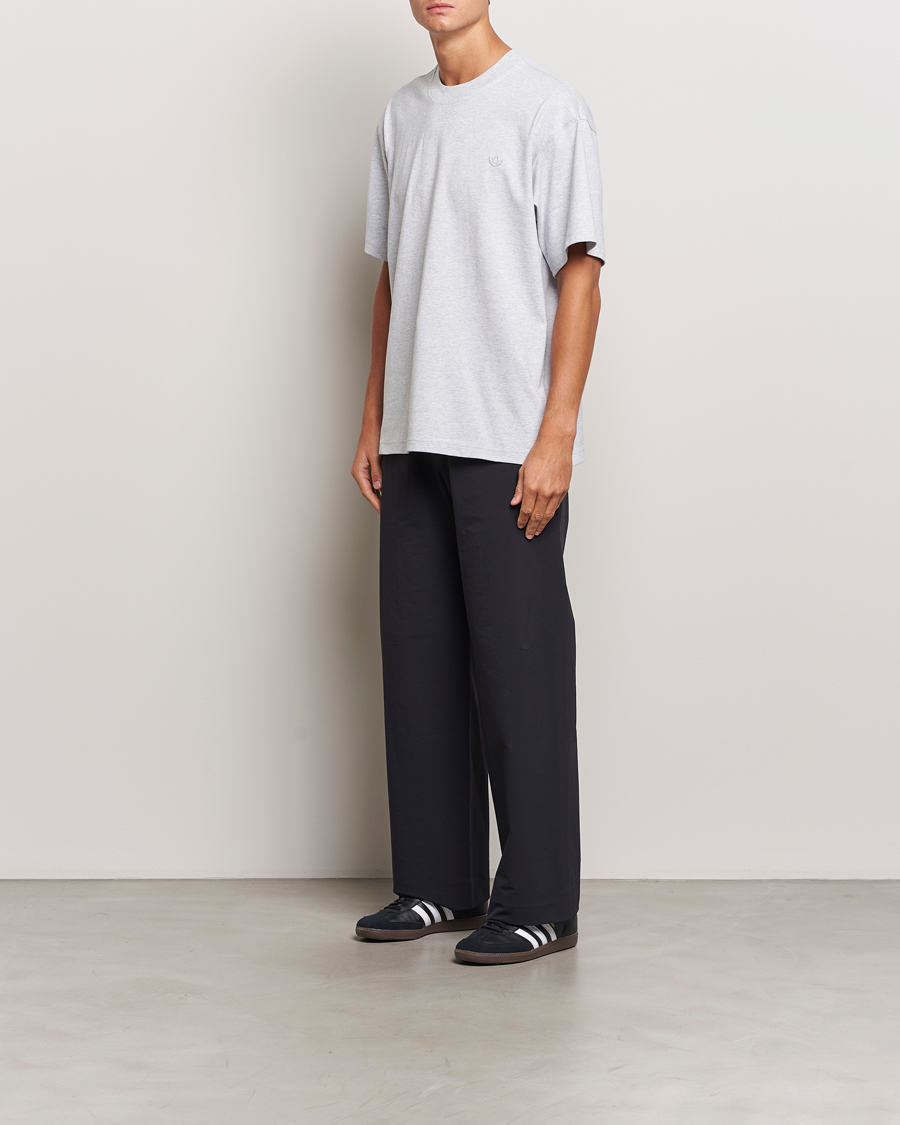 Herren | T-Shirts | adidas Originals | Essential Crew Neck T-Shirt Light Grey