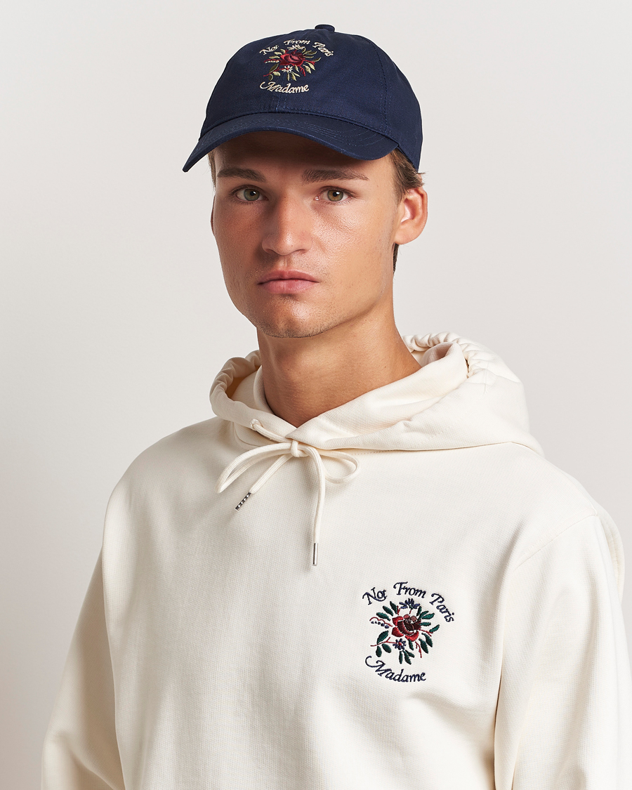 Herren | Drôle de Monsieur Flower Slogan Baseball Cap Dark Navy | Drôle de Monsieur | Flower Slogan Baseball Cap Dark Navy