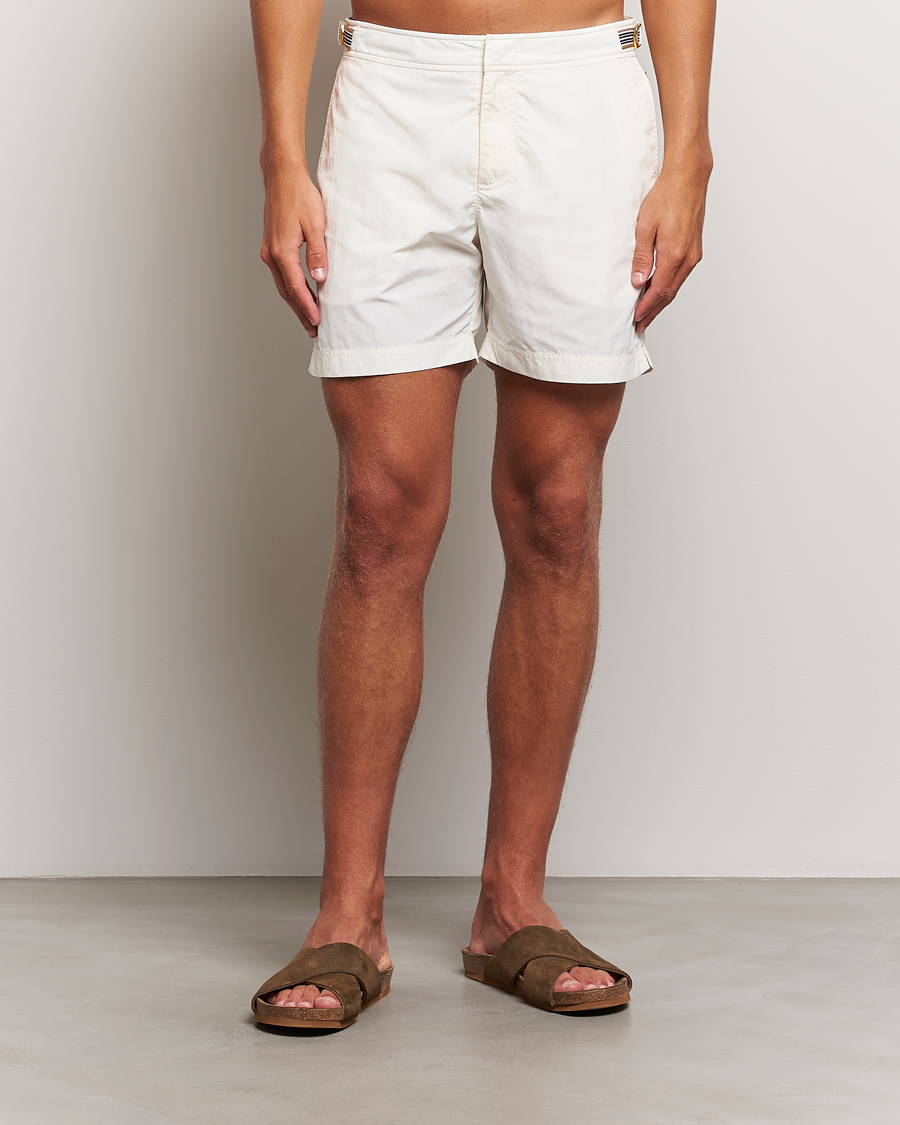 Herren | Orlebar Brown Bulldog Ribbon Tape Trim Swimshorts White Sand | Orlebar Brown | Bulldog Ribbon Tape Trim Swimshorts White Sand