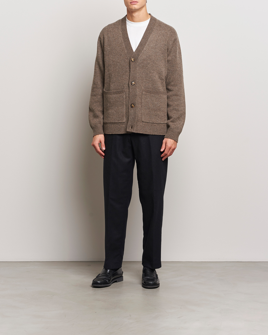 Herren | Pullover | A Day's March | Jarrow Lambswool Cardigan Dark Taupe