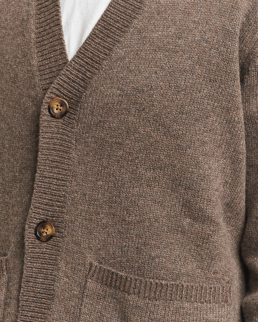 Herren | Pullover | A Day's March | Jarrow Lambswool Cardigan Dark Taupe