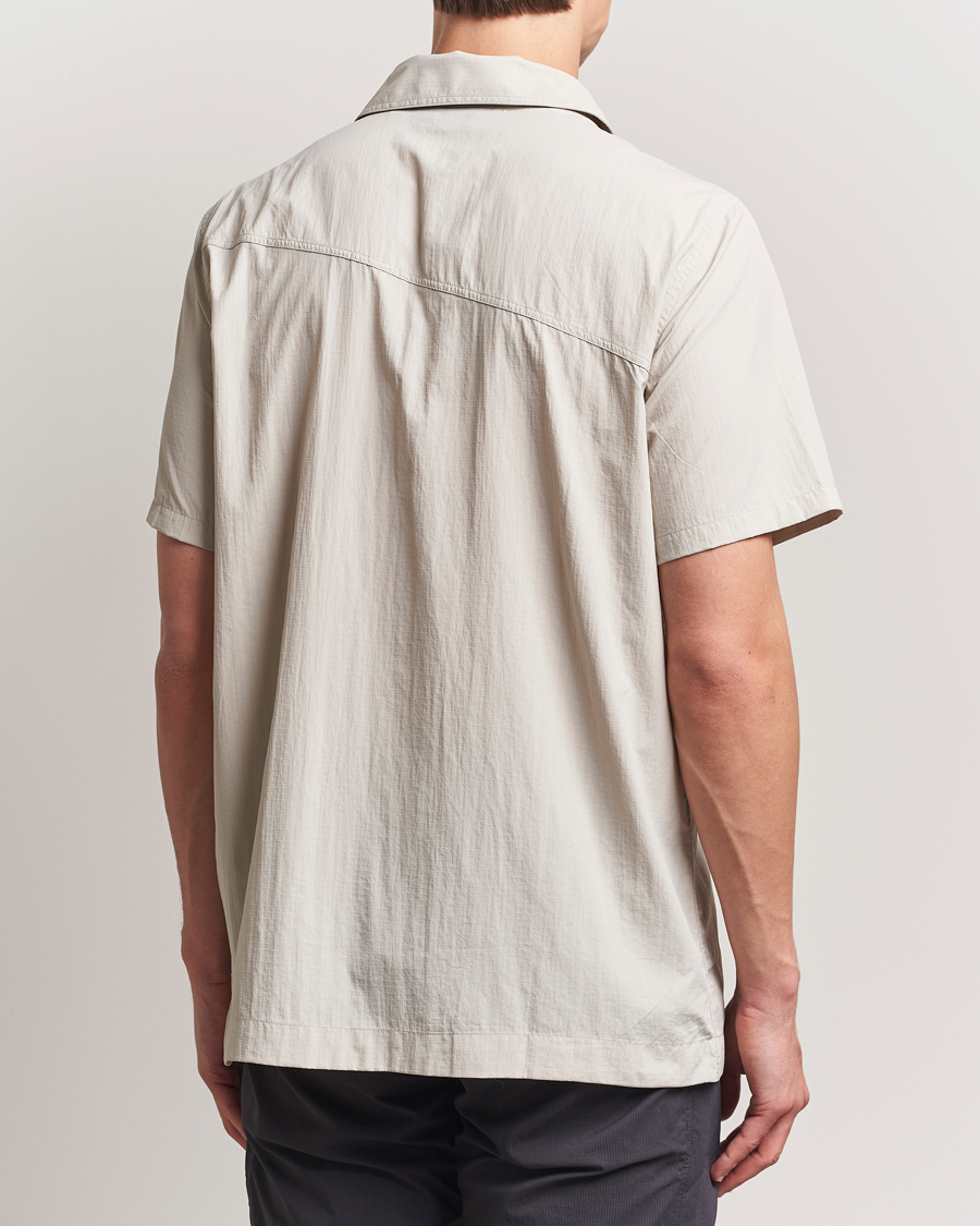 Herren | Hemden | Klättermusen | Syn Short Sleeve Function Shirt Silver Creme