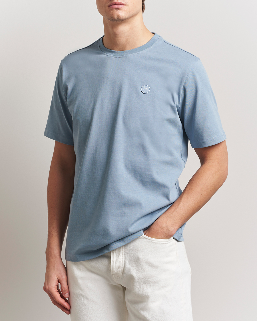 Herren | T-Shirts | KnowledgeCotton Apparel | Loake Badge T-Shirt Ashley Blue