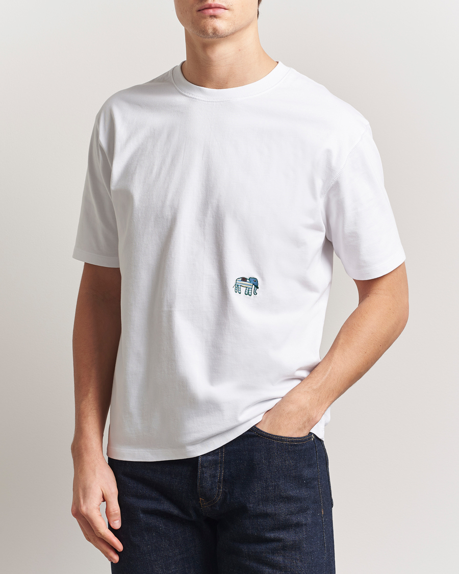 Drake Riding Elephants Drake's Elephant Graphic Print Hiking T-Shirt Ecru bei Care of Carl
