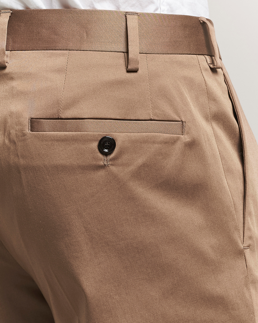 Herren | Hosen | Lardini | Pleated Cotton Stretch Trousers Light Brown