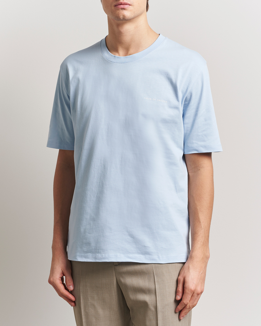 Herren | T-Shirts | Tiger of Sweden | Pro Cotton Logo T-Shirt Light Blue