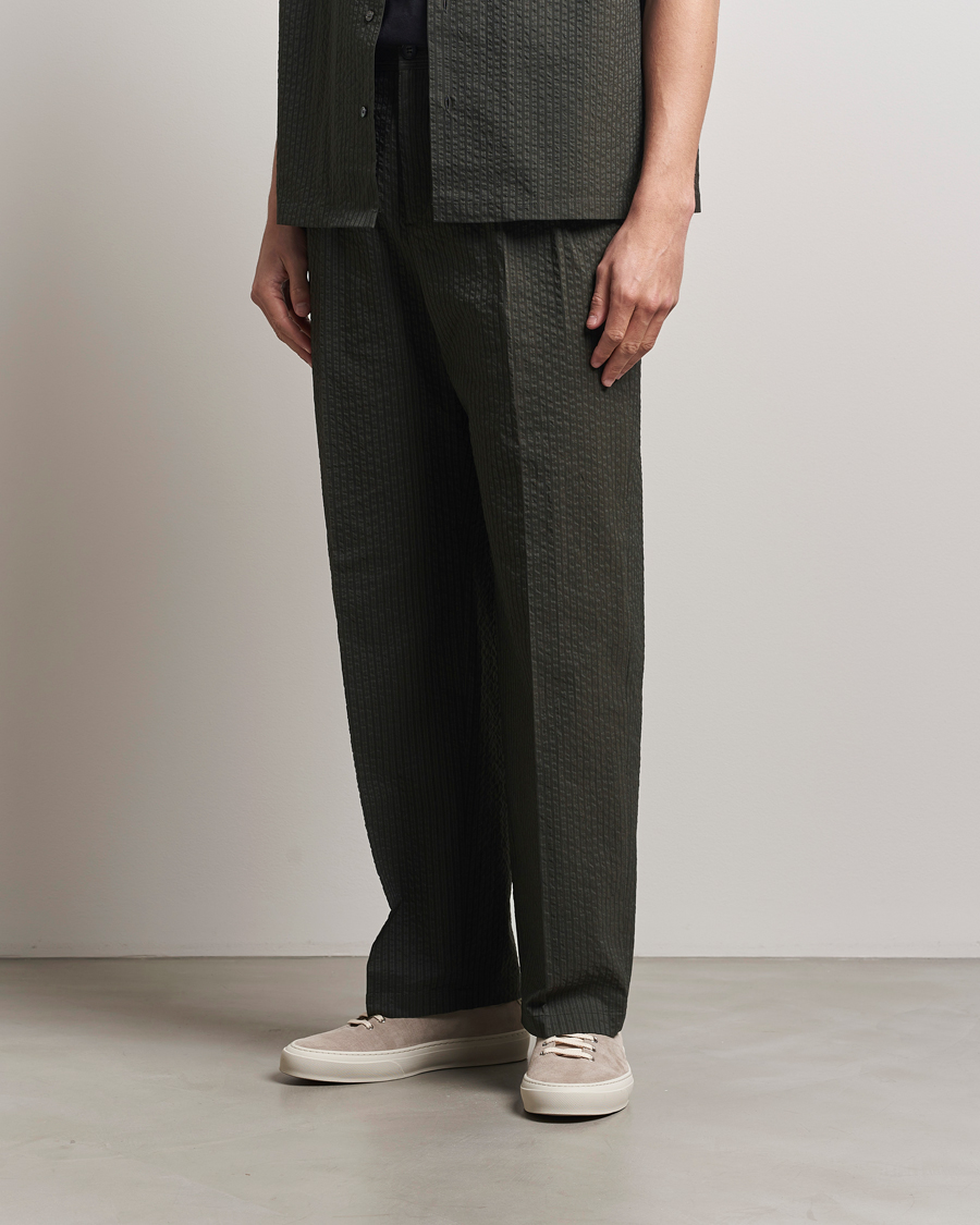 Herren | Hosen | Maison Kitsuné | Relaxed Seersucker Pleated Trousers Ranger Green