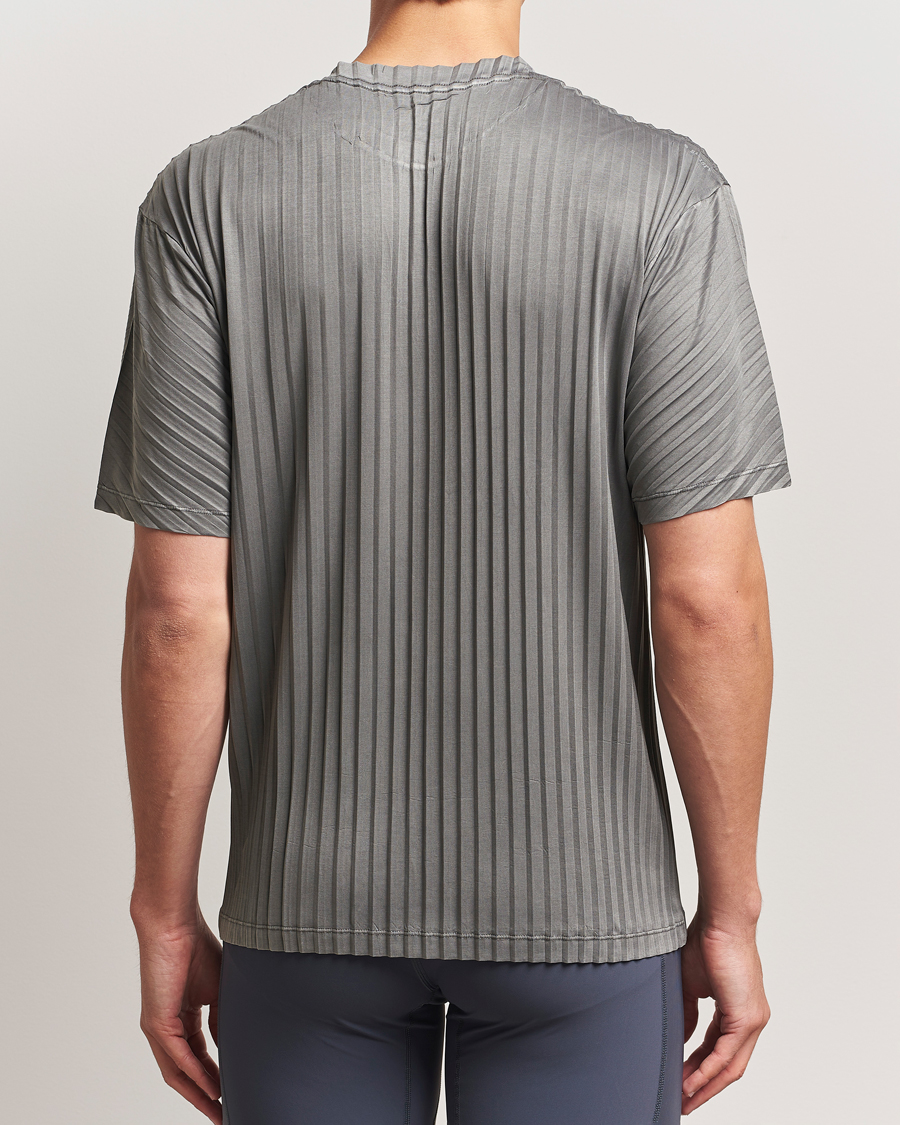 Herren | T-Shirts | Satisfy | Pleated AuraLite T-Shirt Mineral Graphite