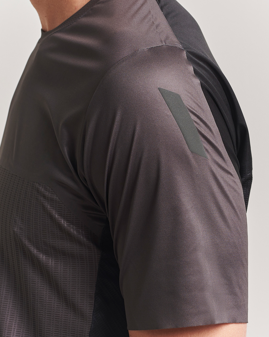 Herren | T-Shirts | SOAR Running | Hot Weather Tee Shale/Black